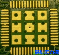 這個通孔的設(shè)計勉強可以接受，只剩下正中間一個通孔沒有塞孔，而且孔徑也變小了。