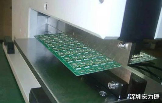 基本上V-Cut就是破壞板子結(jié)構(gòu)的元兇,因?yàn)閂-Cut就是在原來(lái)一大張的板材上切出溝槽來(lái),所以V-Cut的地方就容易發(fā)生變形。