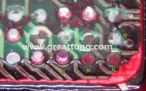 下圖是紅墨水測(cè)試后將PCB板子拿回來側(cè)一個(gè)角度拍攝的照片，就可以很清楚的看到錫球黏在PCB端，或不在PCB端。